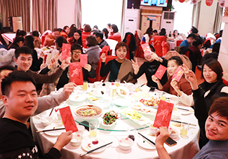 ����һ���2018���ψA�M��̖����ͬӭ��2019��